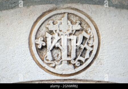 IHS segno sulla facciata della chiesa a Korcula, Croazia Foto Stock