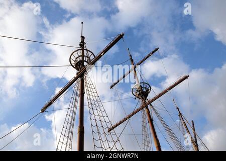 Albero di barca a vela a motore Karaka nel porto di Dubrovnik, Croazia Foto Stock