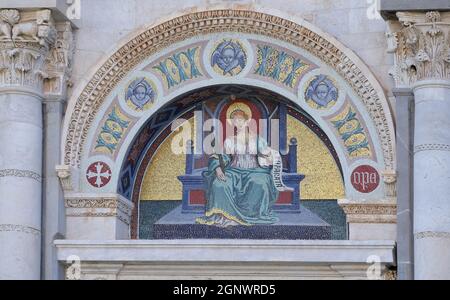 Mosaico di San Reparata di Giuseppe Modena da Lucca, lunetta sopra la porta sinistra del Duomo di Pisa Foto Stock