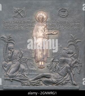 Porta di bronzo con l'immagine della vita di San Paolo: Conversione di San Paolo, basilica di San Paolo fuori le Mura, Roma, Italia Foto Stock