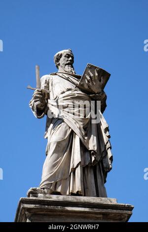 Statua dell'apostolo san Paolo sul Ponte Sant Angelo a Roma Foto Stock