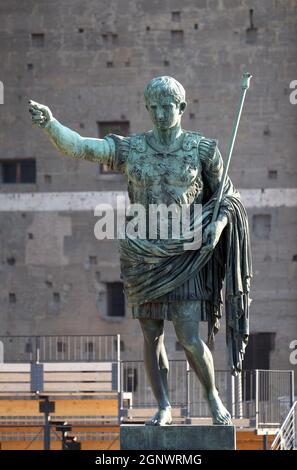 Statua in bronzo dell'imperatore Augusto in via dei fori Imperiali, Foro Romano, Roma, Italia Foto Stock