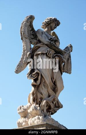 Statua di angelo con le fruste di Antonio Giorgetti, Ponte Sant'Angelo a Roma, Italia Foto Stock