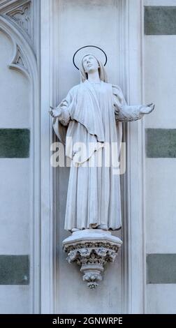 Statua di santa Margherita Maria Alacoque sulla facciata del Sacro Cuore del Suffragio chiesa in Roma, Italia Foto Stock