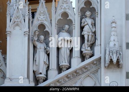 Statue di San Francesco Saverio, Domenico di Guzman e Michele Arcangelo sulla facciata della chiesa del Sacro cuore del Suffragio a Roma Foto Stock