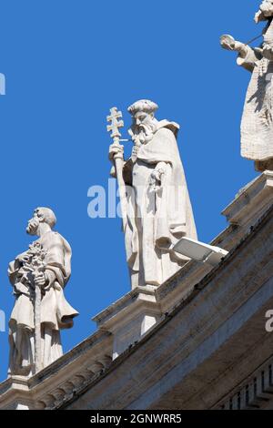 San Giuseppe, Pietro Nolasco e Paolo primo Eremita, frammento di colonnato della Basilica di San Pietro. Basilica Papale di San Pietro in Vaticano, Roma, Italia. Foto Stock