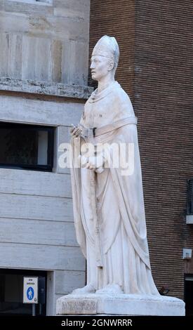 Sant'Ambrogio di Arturo Dazzi, Basilica dei Santi Ambrogio e Carlo al corso, Roma, Italia Foto Stock