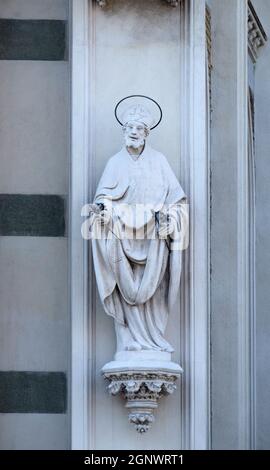 Statua di San Patrizio sulla facciata della chiesa del Sacro cuore del Suffragio a Roma Foto Stock