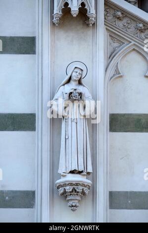 Statua di Santa Caterina da Genova sulla facciata della chiesa del Sacro cuore del Suffragio a Roma Foto Stock