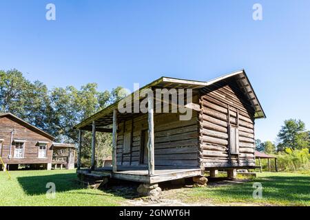 Luverne, Alabama, USA - 24 settembre 2021: Una capanna di tronchi trovata al Crenshaw County Historical Society Museum nella contea rurale di Crenshaw. Foto Stock