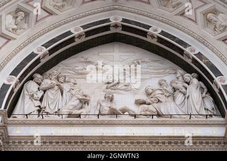 Lunetta scolpita contenente un rilievo del trionfo della Croce, da Giovanni Dupre, sopra la porta centrale della Basilica di Santa Croce (Basilica Foto Stock