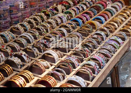 Tradizionali bangle indiane con diversi colori e motivi, Pushkar, India Foto Stock