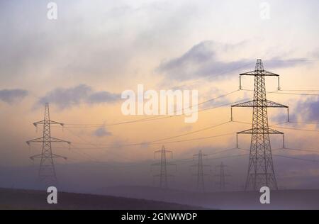 Lauder Moor Scottish Borders, Regno Unito. 28 settembre 2021. REGNO UNITO. UK Energy news Elettricità all’orizzonte attraverso Lauder Moor ai confini scozzesi all’alba. I prezzi dell'energia stanno attualmente aumentando il costo a maggio delle famiglie britanniche. Credit: phil wilkinson/Alamy Live News Foto Stock