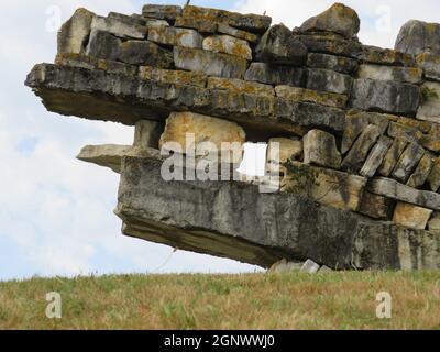 bella parete in pietra a forma di drago che esce dalla terra Foto Stock