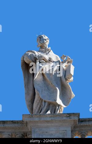 San Filippo Neri, frammento di colonnato della Basilica di San Pietro. Basilica Papale di San Pietro in Vaticano, Roma, Italia. Foto Stock