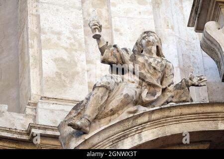Angelo sulla facciata della chiesa di San Marcello al corso a Roma Foto Stock