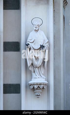 Statua di San Patrizio sulla facciata della chiesa del Sacro cuore del Suffragio a Roma Foto Stock