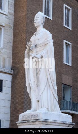 Sant'Ambrogio di Arturo Dazzi, Basilica dei Santi Ambrogio e Carlo al corso, Roma, Italia Foto Stock