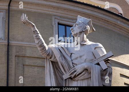 Statua di San Carlo Borromeo di Attilio Selva, Basilica dei Santi Ambrogio e Carlo al Corso, Roma, Italia Foto Stock