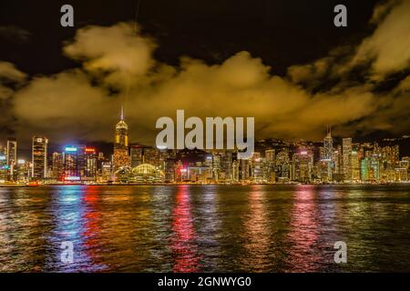 Vista notturna di Hong Kong dal Victoria Harbour. Località di ripresa: Hong Kong Special Administrative Region Foto Stock