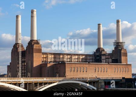 Battersea Power Station a Londra Inghilterra UK un carbone ha sparato edificio costruito nel 1935 ora smantellato e in via di sviluppo La riva del fiume Tha Foto Stock