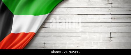 Bandiera Kuwait sul vecchio muro bianco. Banner panoramico orizzontale. Foto Stock