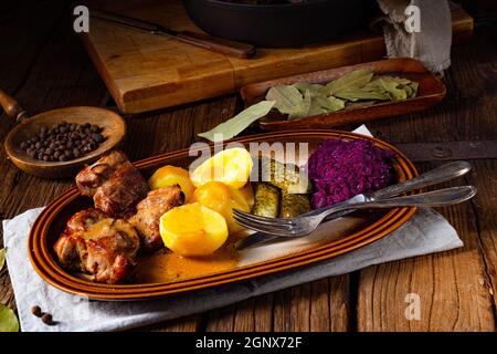 Snirtjebraten rustico con cavolo rosso e cetriolo Foto Stock