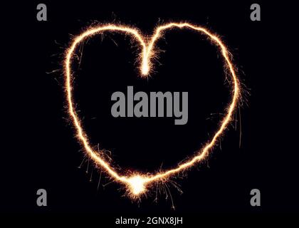 Cuore Sparkler fatto di fuochi d'artificio. Buon elemento di disegno per matrimonio romantico, San Valentino o concetto di amore bello effetto luce Foto Stock