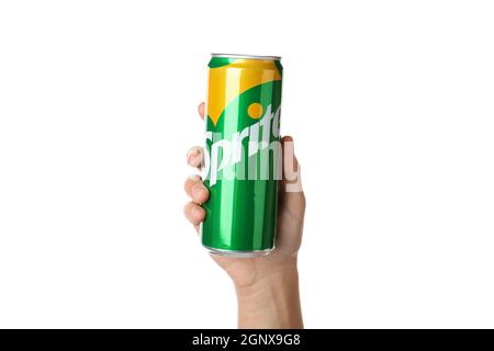 Odessa, Ucraina - 23 settembre 2021: La mano femminile tiene Sprite CAN, isolato su sfondo bianco. Foto Stock