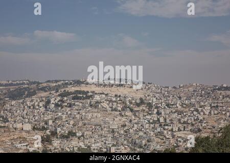 Vista del Monte degli Ulivi sulla città vecchia di Gerusalemme in Israele. Foto Stock