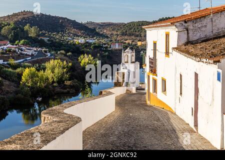 Altstadt von Mertola mit Rio Guadiana und Uhrturm, Alentejo, Portogallo, centro storico di Mertola con fiume Guadiana e torre dell'orologio, Alentejo, Portogallo Foto Stock