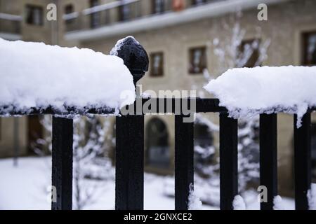 Dettaglio della forgiatura di protezione in metallo riempita di neve su un freddo giorno d'inverno Foto Stock