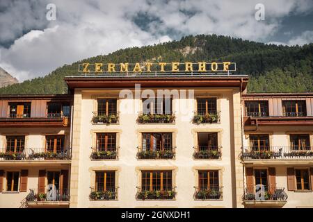 ZERMATT, CANTON VALLESE, SVIZZERA - 03 SETTEMBRE 2021: Grand Hotel Zermatterhof, Zermatt. Storico hotel di lusso a cinque stelle, fondato nel 1879. Foto Stock