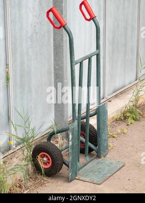 Carrello a mano verde con maniglie rosse Foto Stock