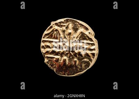 Gold Stater moneta di Catuvellauni BC45-20 replica lato opposto che mostra una corona decadente tagliato e isolato su uno sfondo nero, foto stock Foto Stock