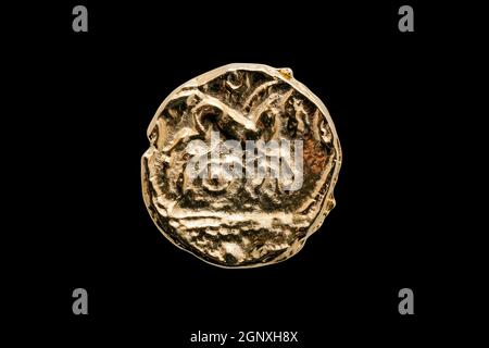 Antico British Gold Stater moneta di Catuvellauni BC45-20 replica lato opposto mostrando un cavallo tagliato e isolato su uno sfondo nero, foto Foto Stock