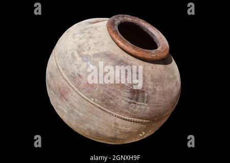 Antico cipriota greco romano cotto creta vaso di vino tagliato e isolato su uno sfondo nero, foto stock Foto Stock