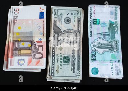 Una miscela di valute diverse, rubli, dollari ed euro. Foto Stock