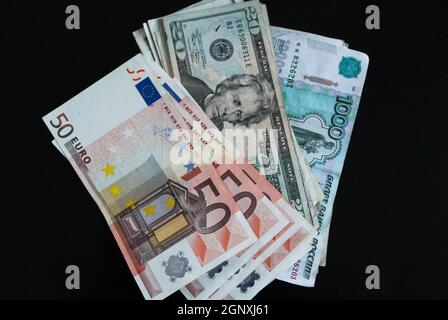 Una miscela di valute diverse, rubli, dollari ed euro. Foto Stock