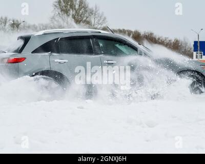 Mosca, Russia - 24 gennaio 2019: Auto infiniti QX70, foto invernali della vettura durante la guida attraverso le nevicate. Foto Stock