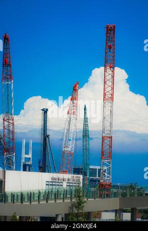 Cielo estivo e thunderhead e gru. Luogo di tiro: Yokohama-città prefettura di kanagawa Foto Stock