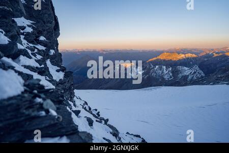 Meravigliosa mattinata durante la salita sul crinale Studlgrat sul Grossglockner, la montagna più alta d'Austria. Alti Tauri, Alpi Foto Stock