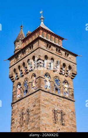 La torre dell'orologio di Cardiff Castle Wales UK completato in 1873 che fa parte del muro del xii Fortezza normanna del secolo che è una strada turistica popolare Foto Stock