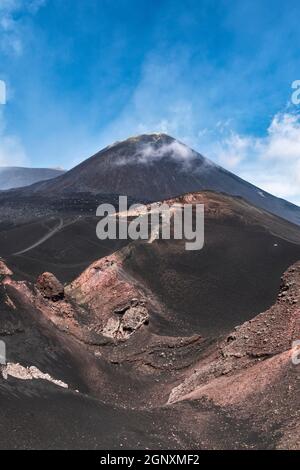 Vista del cratere sud-orientale attualmente attivo sull'Etna, Sicilia, Italia Foto Stock