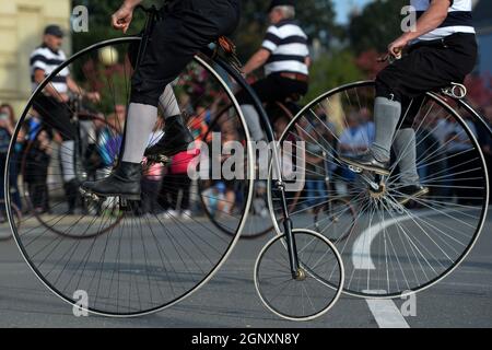 Mlada Boleslav, Repubblica Ceca. 28 settembre 2021. Gli appassionati vestiti con costumi storici cavalcano su una bicicletta a tacco alto durante il giorno di San Venceslao a Mlada Boleslav nella Repubblica Ceca. (Credit Image: © Slavek Ruta/ZUMA Press Wire) Foto Stock