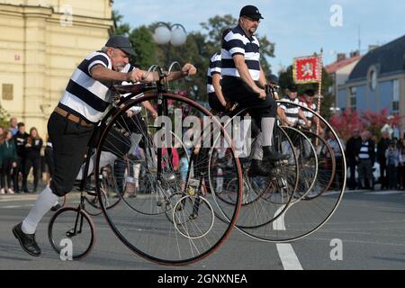 Mlada Boleslav, Repubblica Ceca. 28 settembre 2021. Gli appassionati vestiti con costumi storici cavalcano su una bicicletta a tacco alto durante il giorno di San Venceslao a Mlada Boleslav nella Repubblica Ceca. (Credit Image: © Slavek Ruta/ZUMA Press Wire) Foto Stock