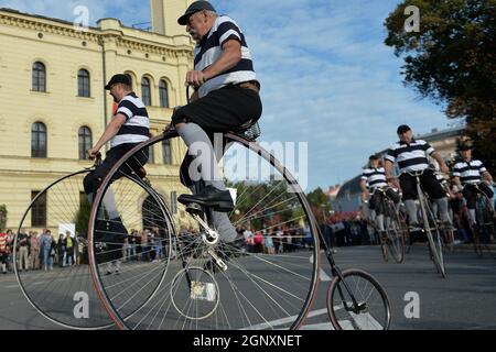 Mlada Boleslav, Repubblica Ceca. 28 settembre 2021. Gli appassionati vestiti con costumi storici cavalcano su una bicicletta a tacco alto durante il giorno di San Venceslao a Mlada Boleslav nella Repubblica Ceca. (Credit Image: © Slavek Ruta/ZUMA Press Wire) Foto Stock