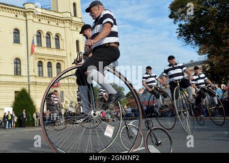 Mlada Boleslav, Repubblica Ceca. 28 settembre 2021. Gli appassionati vestiti con costumi storici cavalcano su una bicicletta a tacco alto durante il giorno di San Venceslao a Mlada Boleslav nella Repubblica Ceca. (Credit Image: © Slavek Ruta/ZUMA Press Wire) Foto Stock