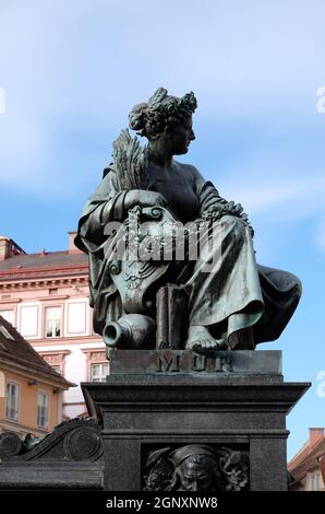 Arciduca Giovanni Fontana, rappresentazione allegorica del fiume Mur, Hauptplatz square, Graz, Stiria, Austria Foto Stock