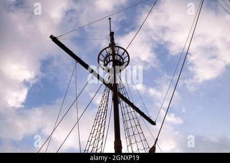 Albero di barca a vela a motore Karaka nel porto di Dubrovnik, Croazia Foto Stock